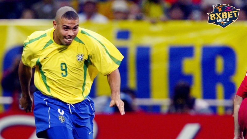 Rivaldo và Ronaldinho với những pha đi bóng lắt léo